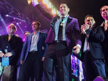 Francisco Saavedra recibe gran reconocimiento que lo emocionó hasta las lagrimas