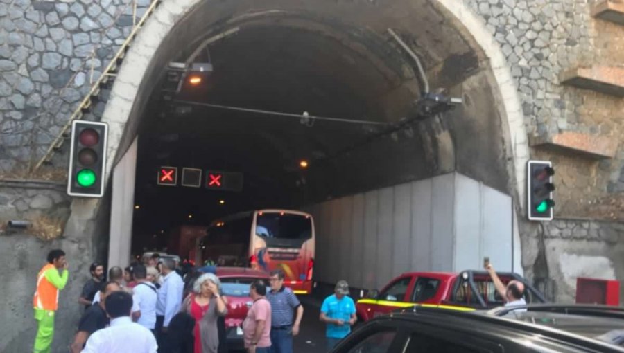 Gran congestión en Ruta 68 dirección Valparaíso por incendio de bus en Túnel Zapata