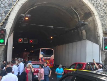 Gran congestión en Ruta 68 dirección Valparaíso por incendio de bus en Túnel Zapata