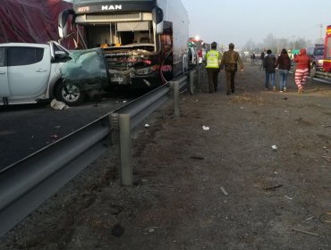 24 vehículos involucrados y un fallecido deja colisión múltiple en Ruta 5 Sur