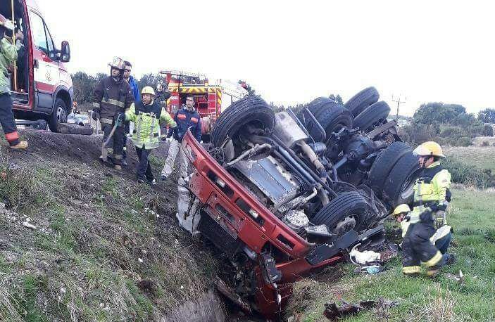 Tres hermanos murieron al volcar camión en Chonchi: El mayor tenía 8 años