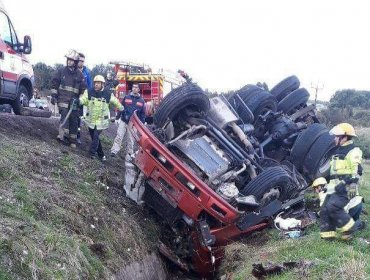 Tres hermanos murieron al volcar camión en Chonchi: El mayor tenía 8 años