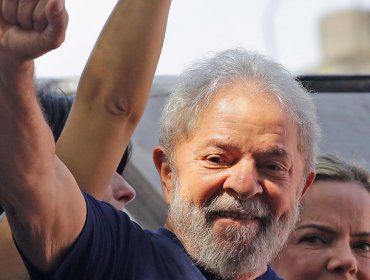 Expresidente brasileño Lula participa de misa en honor a su esposa: Se entregaría a policía este sábado