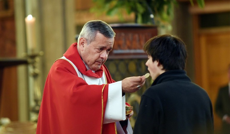 Obispo de Osorno habría renunciado tres veces a su cargo y Papa Francisco rechazó su salida