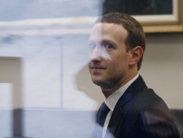 CEO de Facebook Mark Zuckerberg busca tranquilizar a legisladores de EEUU