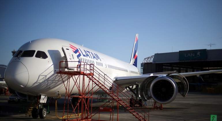 Sigue la paralización de Latam: Sindicato de tripulantes y aerolínea no llegan a un acuerdo