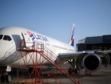 Sigue la paralización de Latam: Sindicato de tripulantes y aerolínea no llegan a un acuerdo