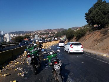 Viña del Mar: Gran congestión provoca "derrame" de tarros en conserva en Camino Internacional