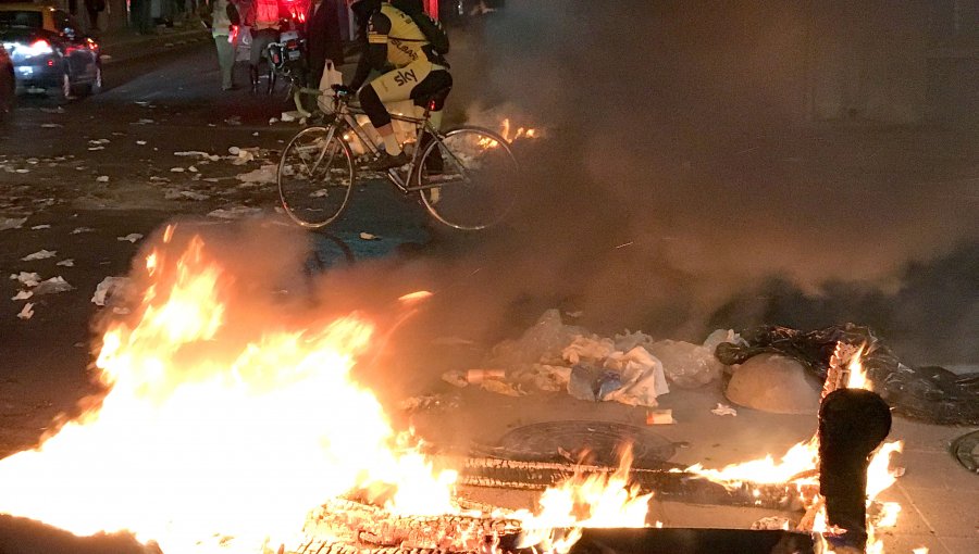 Barricadas en Santiago: Recolectores de basura estarían aprovechando marcha de estudiantes