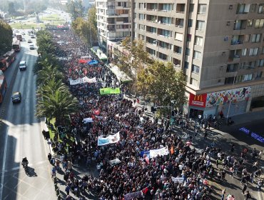 Miles de estudiantes se movilizan en la Alemeda contra el lucro y el CAE