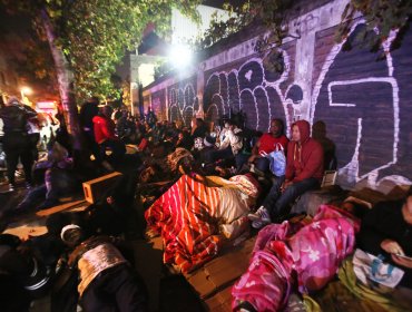 Comienza regulación migratoria en Chile: Largas filas en lugares como el Estadio Victor Jara