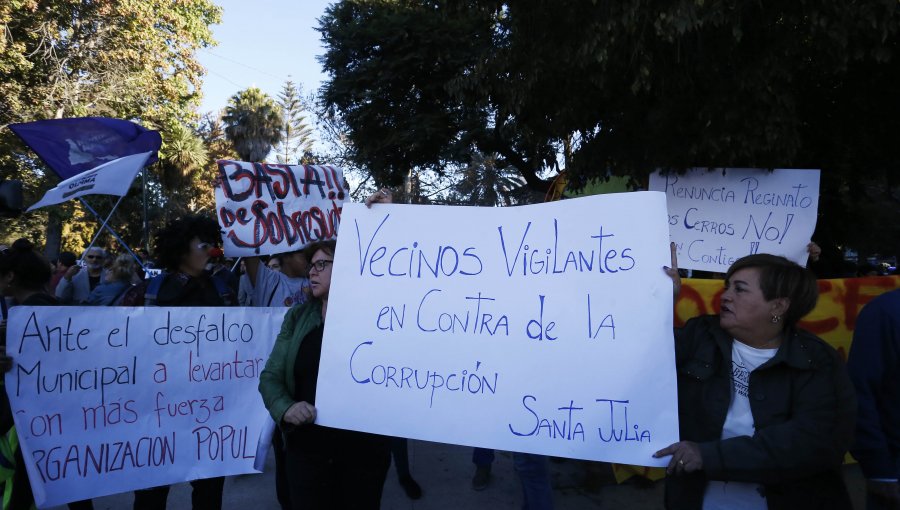 Con centenas de manifestantes y disturbios Virginia Reginato da su cuenta pública en Viña del Mar