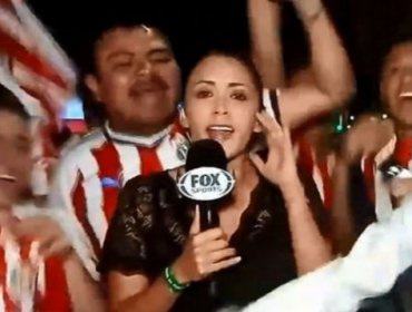 Periodista de cadena Fox Sports es acosada en plena transmisión: Su reacción fue inmediata