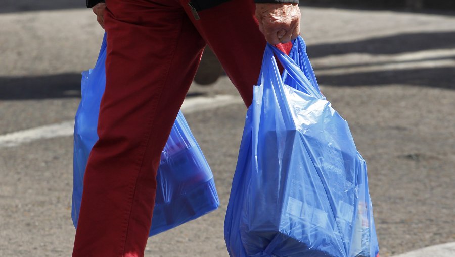 Gobierno de Piñera buscará prohibir uso de bolsas plásticas en todo el país