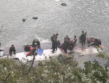 Cochamó: Bus con personal militar cayó a las aguas de estuario de Reloncaví dejando un fallecido