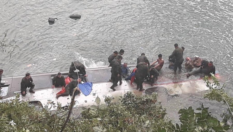 Cochamó: Bus con personal militar cayó a las aguas de estuario de Reloncaví dejando un fallecido