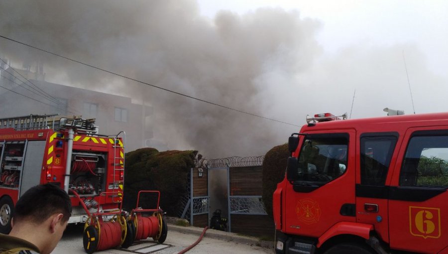 Incendio en Reñaca moviliza a unidades de Bomberos: Se trata de casa en sector Las Golondrinas