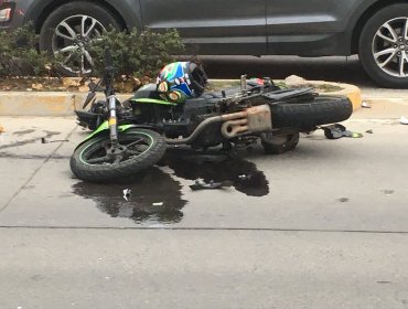 Accidente en calle 1 norte en Viña del Mar deja a motociclista en riesgo vital