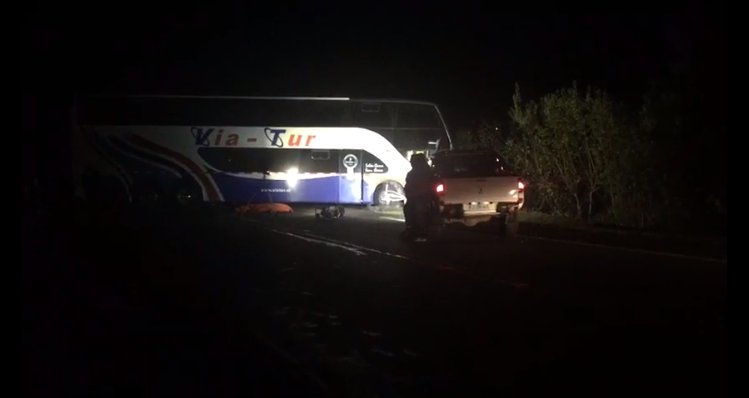 Dos fallecidos en choque entre bus y auto en Valdivia