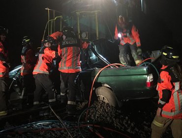 Tren arrasa con camioneta y deja dos fallecidos en cruce de La Cruz