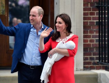 Kate Middleton conmueve a la Red con la primera foto de su tercer hijo besado por su hermana Carlota