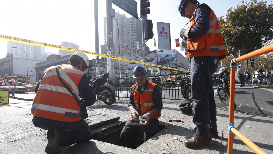 Suspenden tránsito en Santiago Centro por fuga de gas