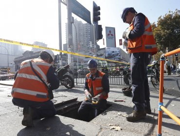 Suspenden tránsito en Santiago Centro por fuga de gas