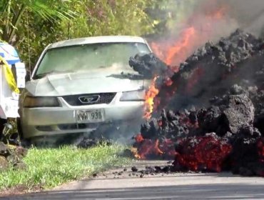 Una enorme avalancha de lava devora un vehículo en Hawái