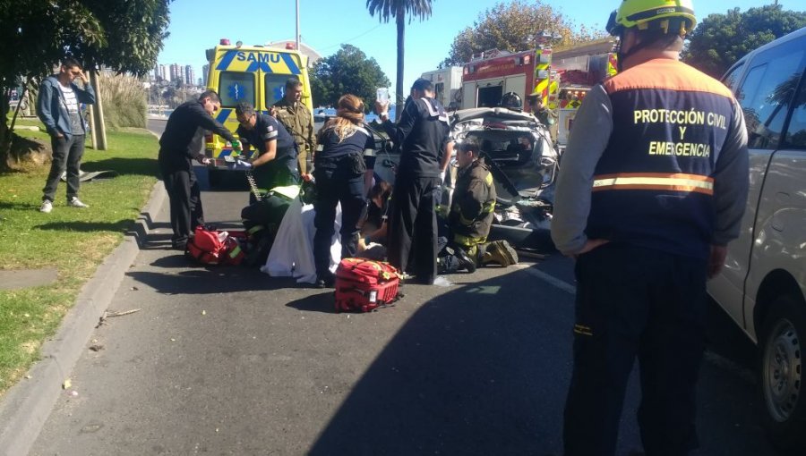 Un muerto y 12 lesionados tras colisión de microbús en Reloj de Flores de Viña del Mar