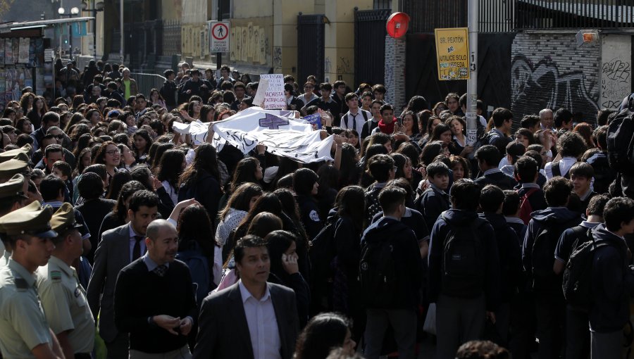 Alumnas protestan a las afueras de Instituto Nacional por acoso sexual