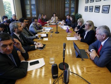 Candidatos al directorio de TVN y senadores analizaron crisis del canal estatal