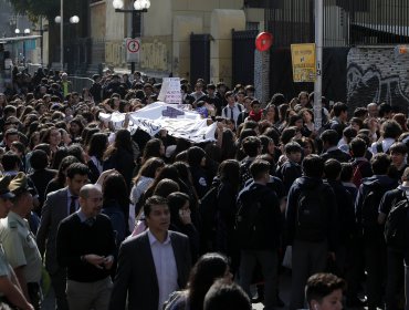 Alumnas protestan a las afueras de Instituto Nacional por acoso sexual