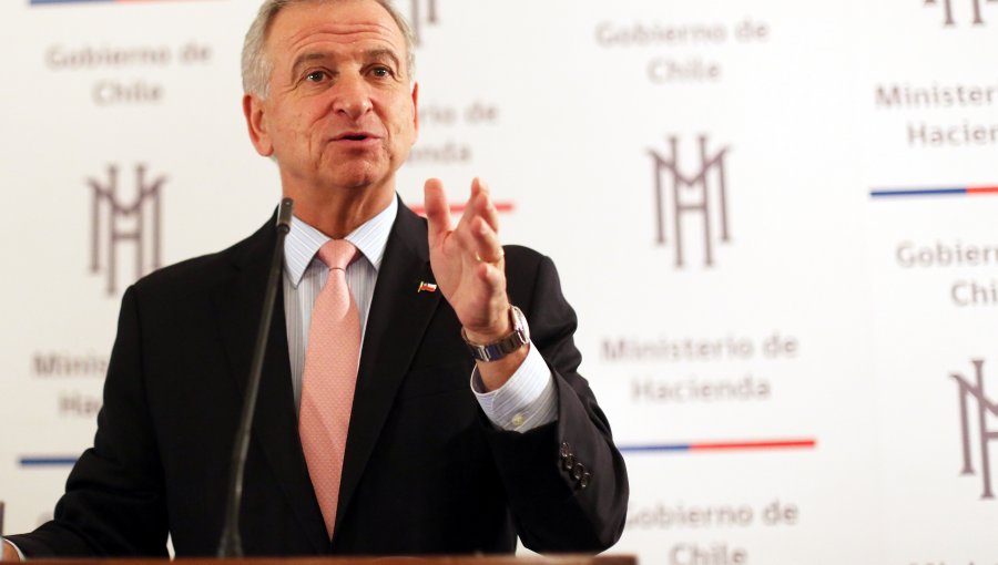 Ministro Larraín aseguró que pagará remanente de viaje a Harvard