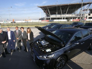 Aeropuerto de Santiago incorpora 50 taxis híbridos a su flota