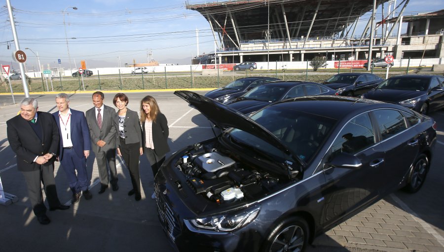 Aeropuerto de Santiago incorpora 50 taxis híbridos a su flota