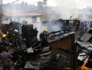 Incendio afecta a casas en el sector Rodelillo de Valparaíso