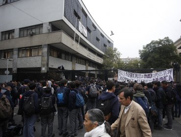 Alumnas del Liceo Carmela Carvajal se tomaron Instituto Nacional