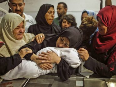 Residentes de Gaza sepultan a sus muertos tras letal jornada de protestas en frontera con Israel