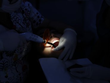 Condenan a dentista a pagar $82 millones por causar dolor permanente a paciente