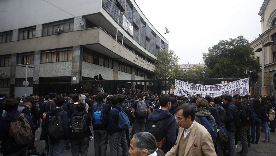 Alumnas del Liceo Carmela Carvajal se tomaron Instituto Nacional