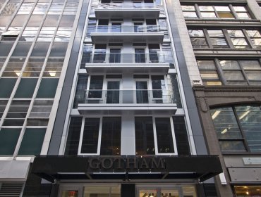 Ex modelo de Playboy y su hijo de 7 años mueren tras caer desde el piso 25 de un Hotel en Nueva York