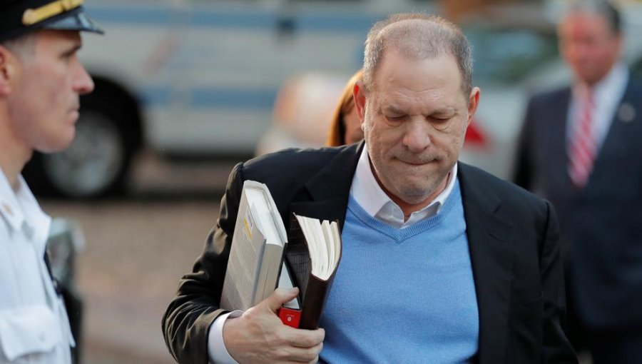Harvey Weinstein se entrega en una comisaría de Nueva York