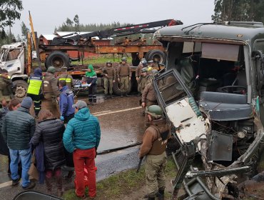 Bus de Carabineros chocó contra camión en Cañete