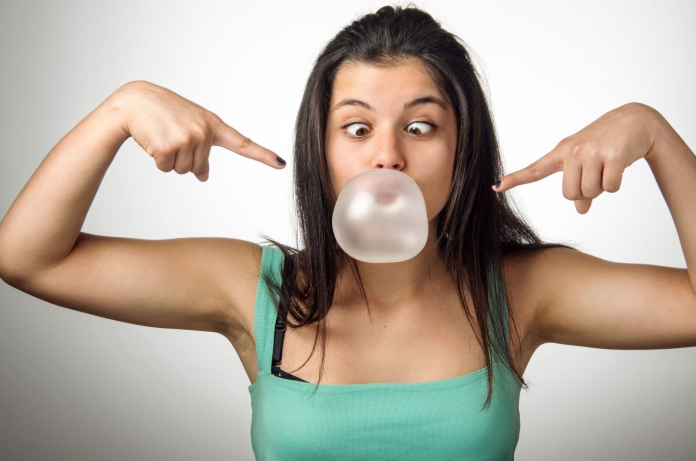 ¿Adelgazar comiendo chicle? Científicos revelan un sencillo método