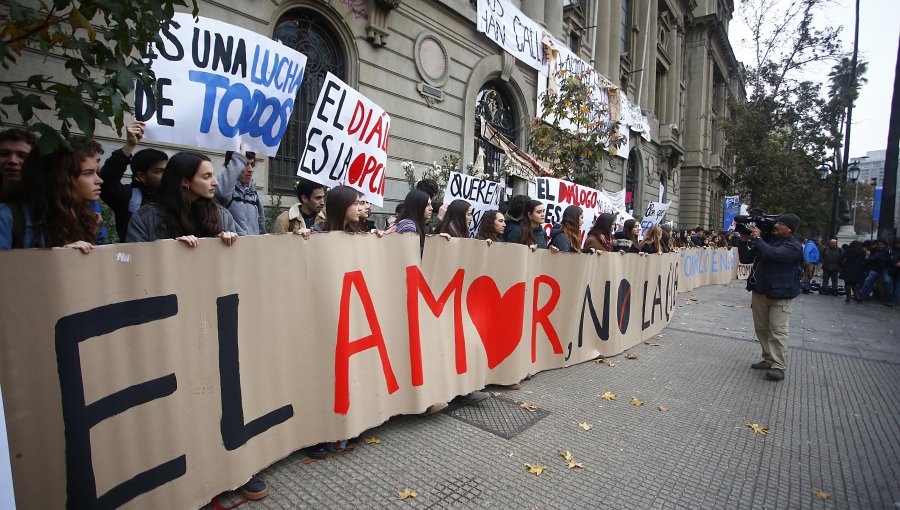 Estudiantes UC protestan contra toma feminista y rector aún no decide desalojo