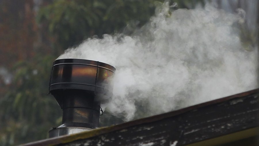 Seremi culpa al uso de chimeneas por preemergencia no pronosticada en la capital