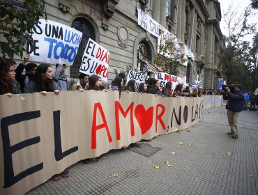 Estudiantes UC protestan contra toma feminista y rector aún no decide desalojo