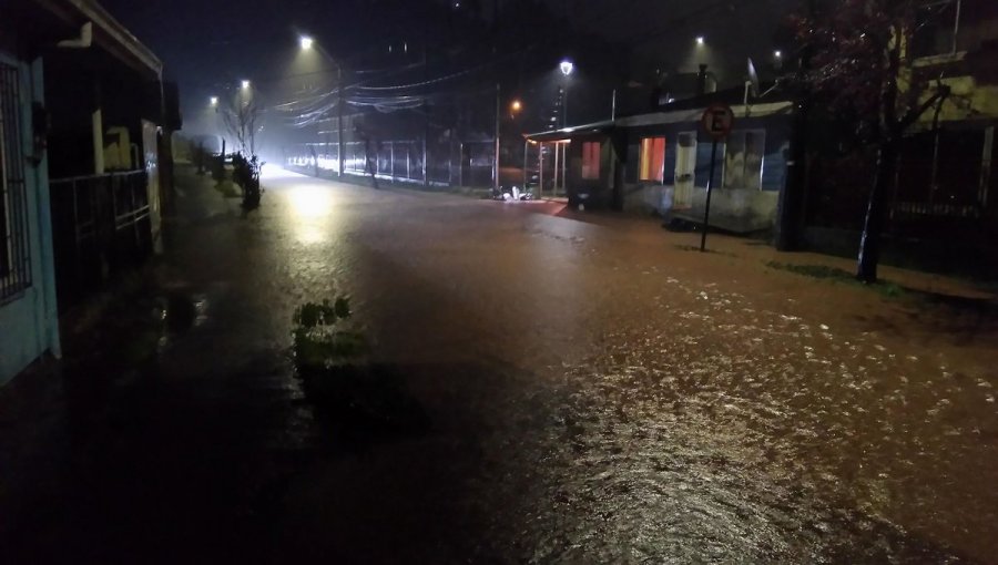 Lluvia de 40mm en tan sólo dos horas inundó el centro de Tomé esta madrugada