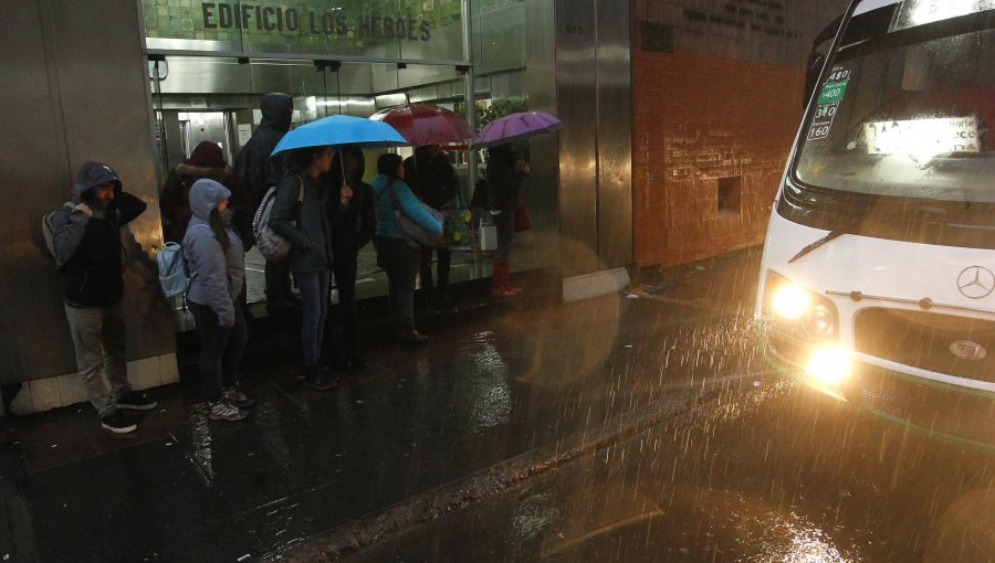 Llueve intensamente en todo el litoral de la Región de Valparaíso