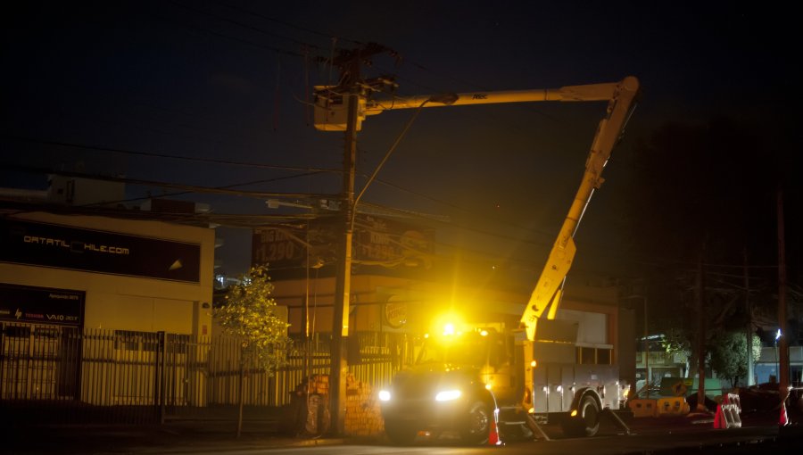 Más de 20.000 clientes seguían sin suministro eléctrico durante la madrugada en la capital